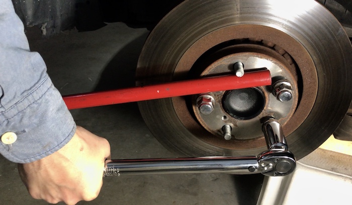 How to measure wheel brake disk rotor lateral runout run out tighten rotor using lug nuts
